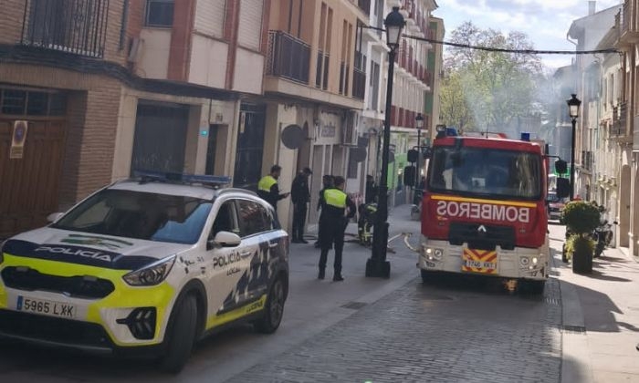 Una fuga de humo desde una chimenea obliga a desalojar un edificio en Lucena