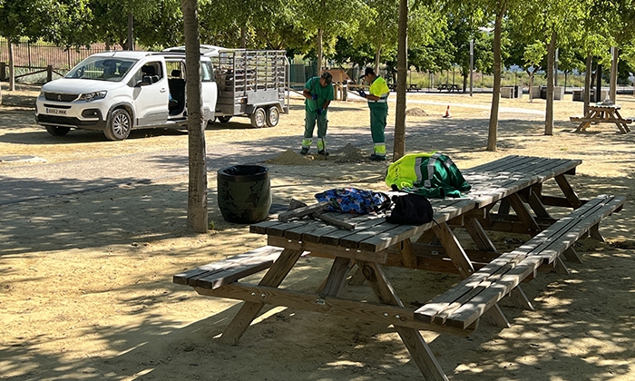 Operarios de limpieza en el Parque Europa.