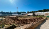 El estadio de El Maul&iacute; cambia de c&eacute;sped durante el verano