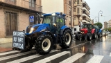 Los tractores irrumpen en el centro de Antequera en el cuarto d&iacute;a de protestas de los agricultores
