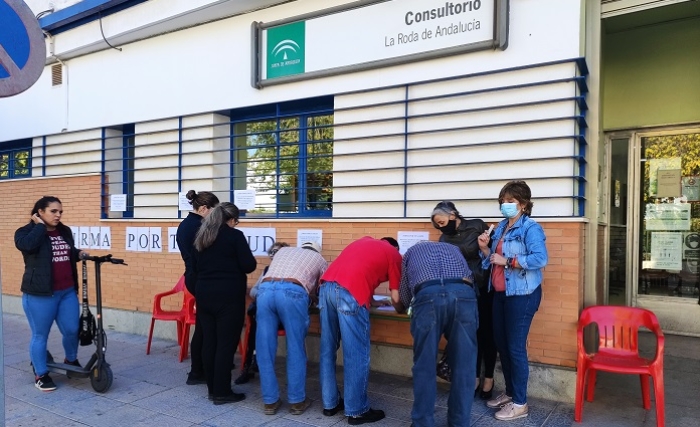 La Roda de Andalucía recoge firmas para pedir médicos: “Te dan la cita para tres semanas. No es justo”