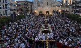 Procesi&oacute;n magna por la Plaza Nueva.
