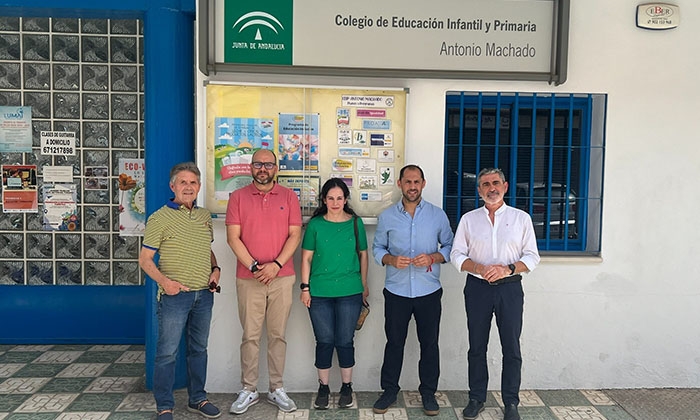 Miembros de IU, a las puertas del CEIP Antonio Machado