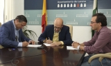 Rúbrica del contrato entre el Ayuntamiento de Lucena y la adjudicataria.