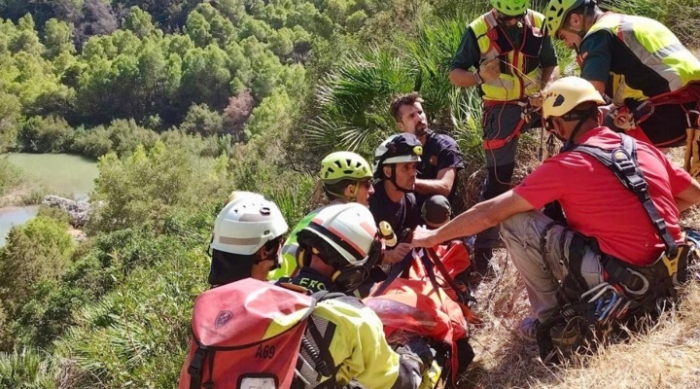 Un senderista cae 45 metros cerca del Caminito del Rey y es rescatado en helic&oacute;ptero