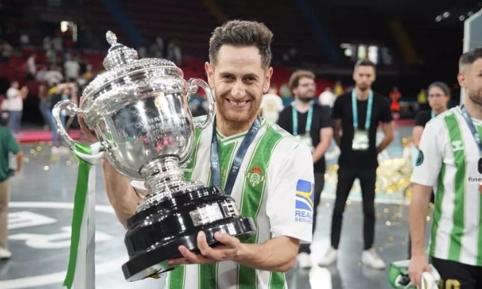 La emoci&oacute;n de Rafa L&oacute;pez, prieguense y jugador del Real Betis, tras conquistar la Copa del Rey de f&uacute;tbol sala