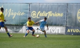 Pepote defiende un bal&oacute;n frente al C&aacute;diz Mirandilla 
