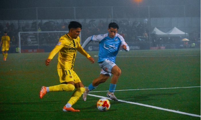 Manolo Ortiz defiende el &aacute;rea lucentina en el encuentro copero frente al Villareal (0-6)