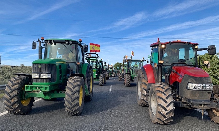250 tractores bloquean la A92 en Estepa en una gran movilizaci&oacute;n por el campo en la Sierra Sur