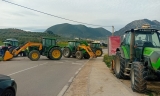 Los agricultores cortan carreteras en El Saucejo, Alg&aacute;mitas y Villanueva de San Juan  en el quinto d&iacute;a de protestas