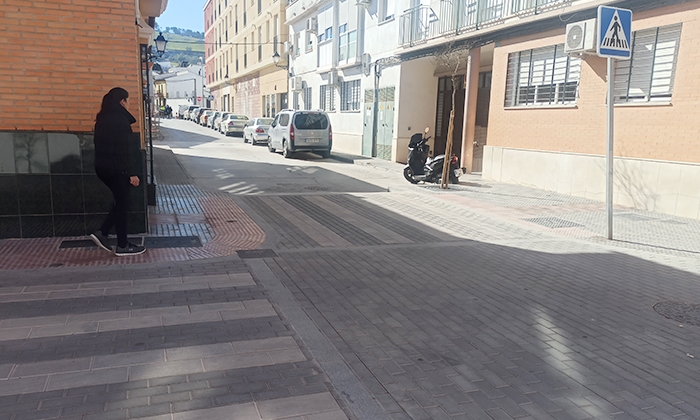 Paso de peatones elevado de la calle Zagrilla de Lucena.