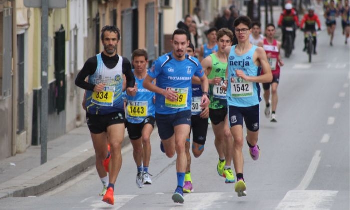 Los atletas locales Diego de la Fuente y Antonio Montero en el transcurso de la prueba