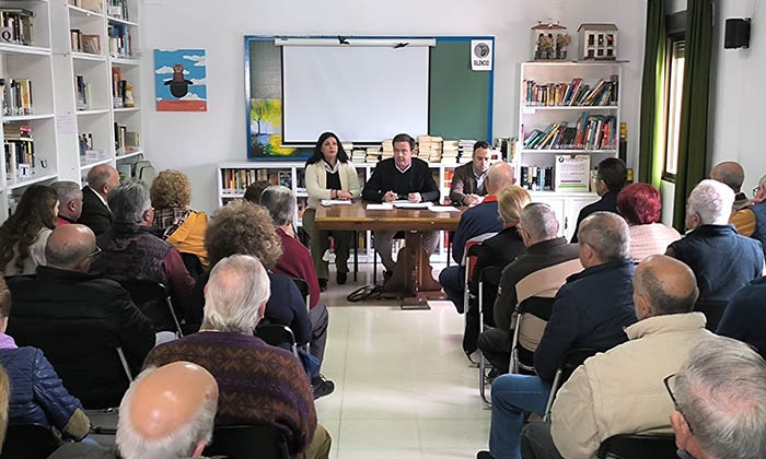 Reuni&oacute;n vecinal en Las Navas del Selpillar.