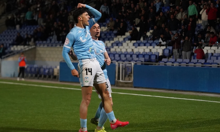 Sergio Rivera, del Ciudad de Lucena, y su gol de la absoluci&oacute;n ante el Bollullos