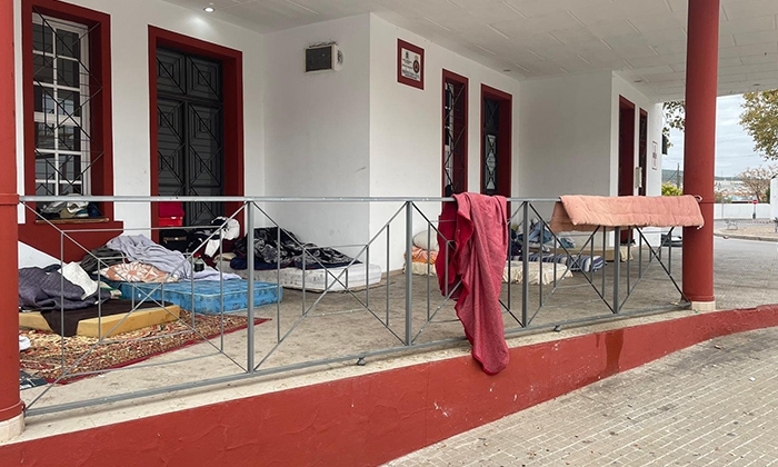Asentamiento de temporeros a las puertas de las dependencias de Cruz Roja.