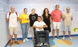 Jos&eacute; Sillero, en el centro, junto a su mujer, vecinos de Las Navas y la concejala de Lucena de Servicios Sociales.