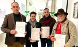 Representantes municipales, al entregar las mil firmas.