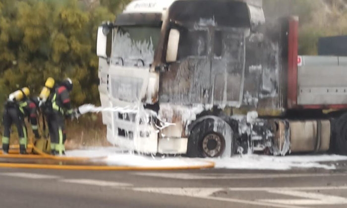 Los bomberos sofocan el incendio.