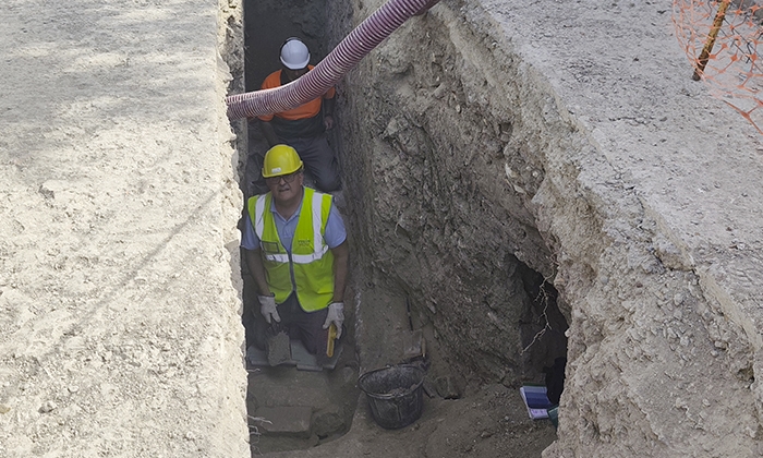 El arque&oacute;logo municipal, Daniel Botella, junto a otro trabajador del &aacute;rea de Patrimonio, en la actuaci&oacute;n arqueol&oacute;gica.