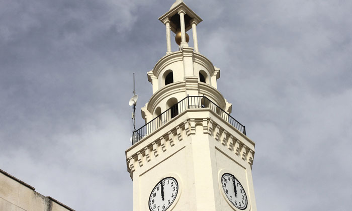El reloj de la Plaza Nueva de Lucena, coronado por la bola dorada.