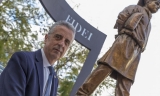 Juan P&eacute;rez, junto al Monumento al Santero.