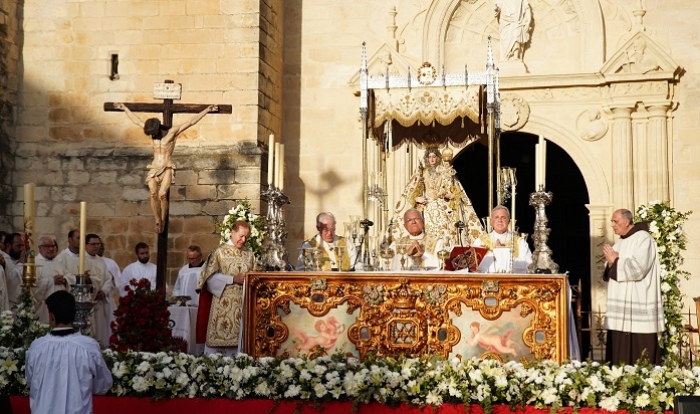 Más de 2.000 personas asisten a la Solemne Función Extraordinaria por el 75 Aniversario de la Coronación Canónica de María Santísima de Araceli
