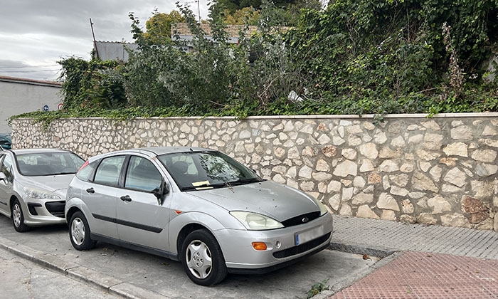 Coche da&ntilde;ado, delante del colegio Nuestra Se&ntilde;ora del Carmen de Lucena.