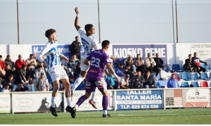 El Ciudad de Lucena no aprovecha la superioridad num&eacute;rica en casa del l&iacute;der (0-0)