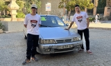 V&iacute;ctor Villa y Juan Mar&iacute;a Villa, junto al coche elegido para la Uniraid.