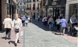 Calle San Francisco, en el centro comercial de Lucena.