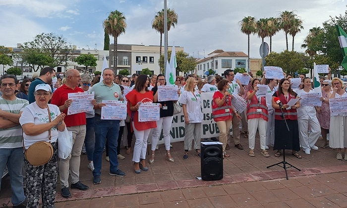 Sanitarios del &Aacute;rea de Osuna se suman a la huelga del SAS, arropados por Marea Blanca y representantes pol&iacute;ticos