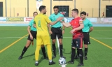 Los capitanes Rafa Rold&aacute;n (Egabrense) y Alfonso "Carra&ntilde;a" (Montilla) se saludan al inicio del encuentro