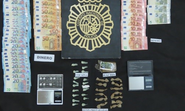 Drogas y dinero intervenido.