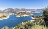 Un embarcadero y una zona de merenderos potencian el pantano de Izn&aacute;jar a su paso por Rute
