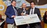 Antonio Nieto recibe el galardón otorgado por la Federación de Entidades Culturales Andaluzas.