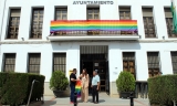 La bandera arco&iacute;ris vuelve a colgar del balc&oacute;n del Ayuntamiento de Villanueva de Algaidas