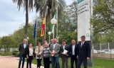 Alcaldes de la Campi&ntilde;a Sur ante la sede de la consejer&iacute;a de Salud.