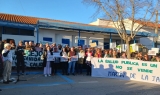 Una numerosa concentración en El Saucejo clama contra las carencias sanitarias en la Sierra Sur