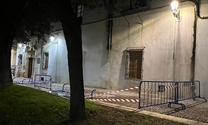 Vallas situadas delante de San Juan de Dios.