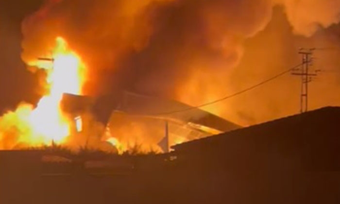 Un incendio destruye por completo una f&aacute;brica de ata&uacute;des en Lucena