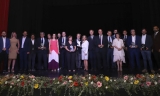 Foto de los premiados y representantes políticos.