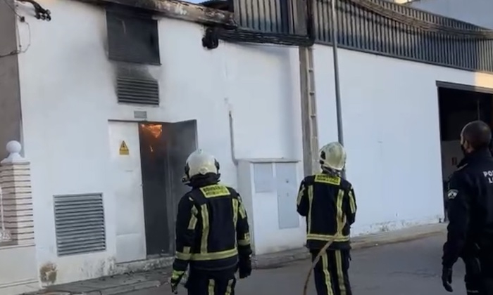 Un incendio de un transformador deja sin luz a un tercio de La Roda de Andalucía