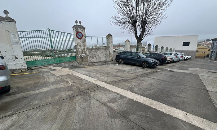 Dep&oacute;sitos municipales en La Calzada.