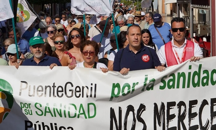 Cientos de personas se manifiestan en Puente Genil contra el deterioro de la sanidad p&uacute;blica