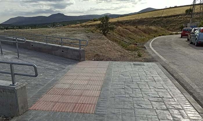 Acceso construido al parque biosaludable en El Zarpazo.
