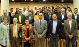 Concejales y alcaldes presentes en el Pleno, con Miguel Ruz, nuevo presidente, en el centro.