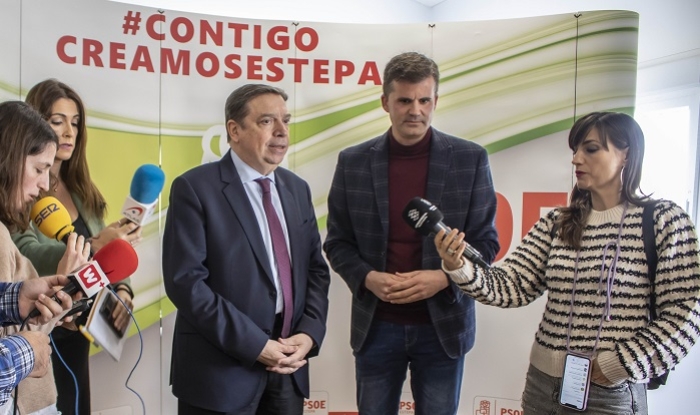 Agua, relevo generacional y seguridad ante la PAC, demandas del PSOE en la Sierra Sur al ministro Planas
