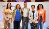 Juanma Moreno y un grupo de mujeres empresarias en Lucena.