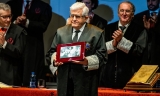 Juan Gonz&aacute;lez, al recibir la placa por los 50 a&ntilde;os de ejercicio profesional.