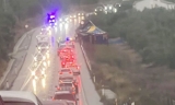Cami&oacute;n desplomado sobre el margen derecho de la carretera.